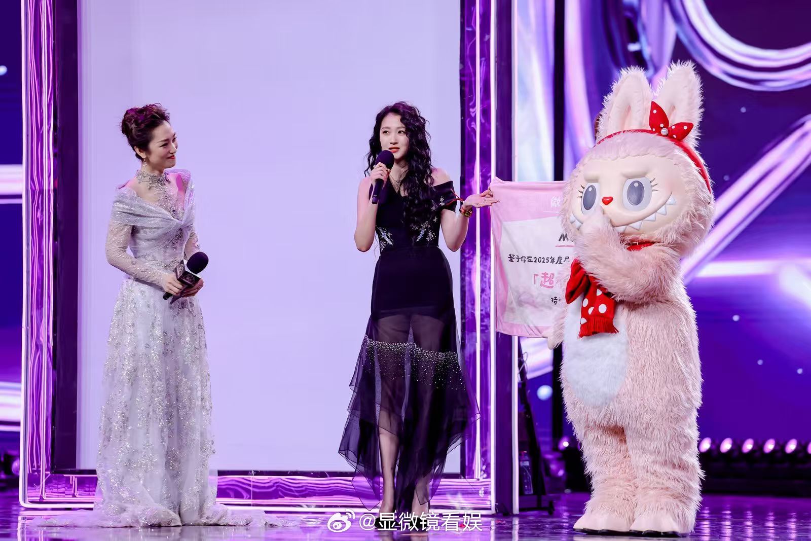 关晓彤和LABUBU比腿长 谁被萌化了！关晓彤与 LABUBU 微博之夜同框，三