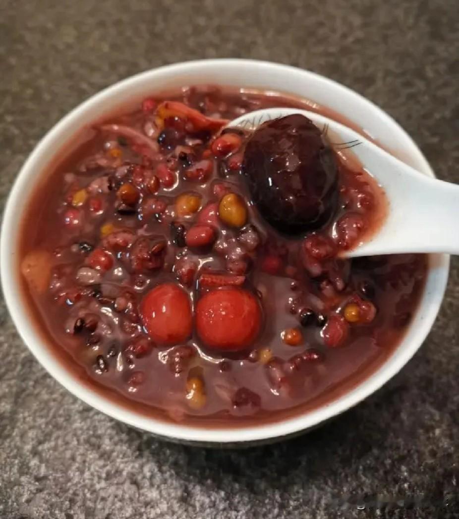 三五七言诗•吃
吃点肉，怕三高，
喝点八宝粥，糖尿病人恼。
生活约束真太高，每日