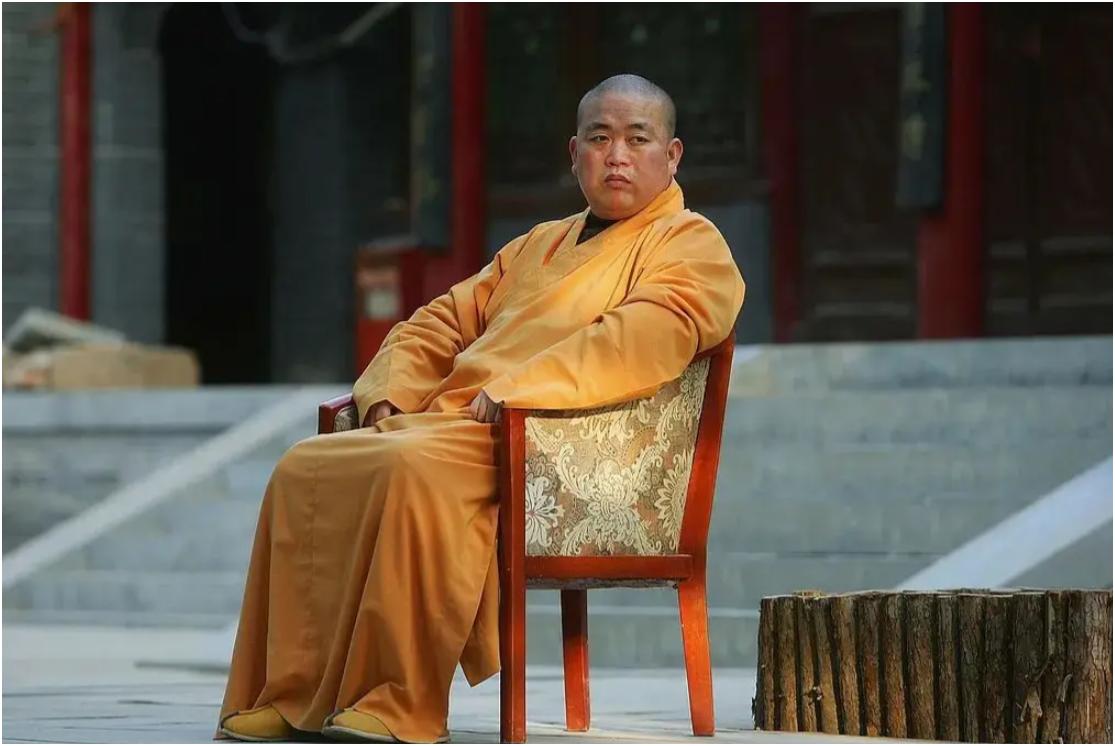 别的和尚诵的是释迦摩尼，释永信把释家给忽略了，光说摩尼(money)了

少林寺