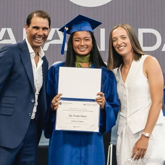 斯瓦泰克和埃拉在纳达尔网校重聚！图二是2023 年6月在该学院举的高中毕业典礼，