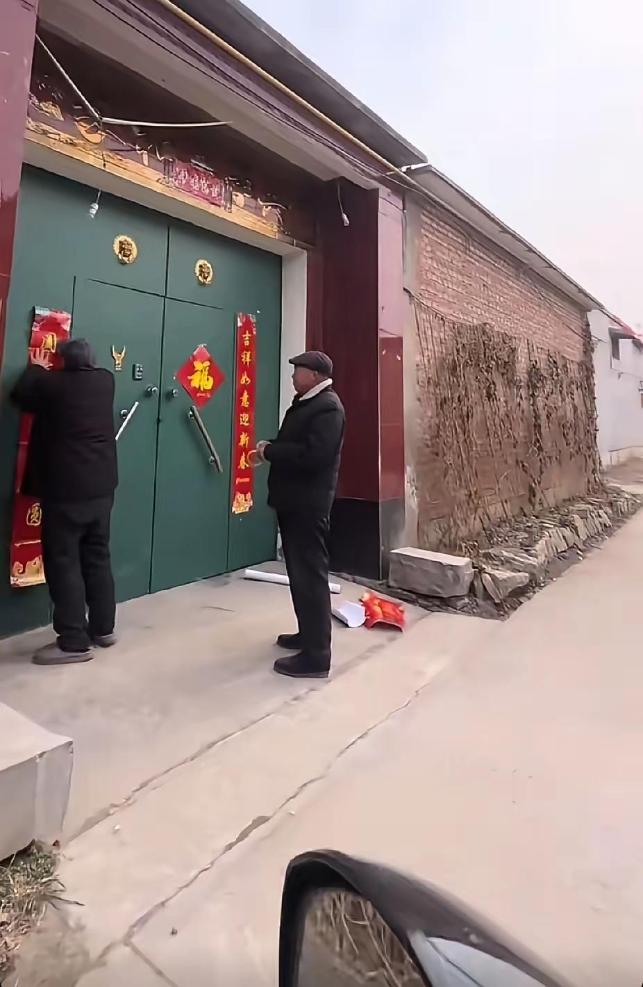 “从外地回家的男子，突然看到邻居在往自家门上贴东西，邻居的一句话，也让男子当场绷