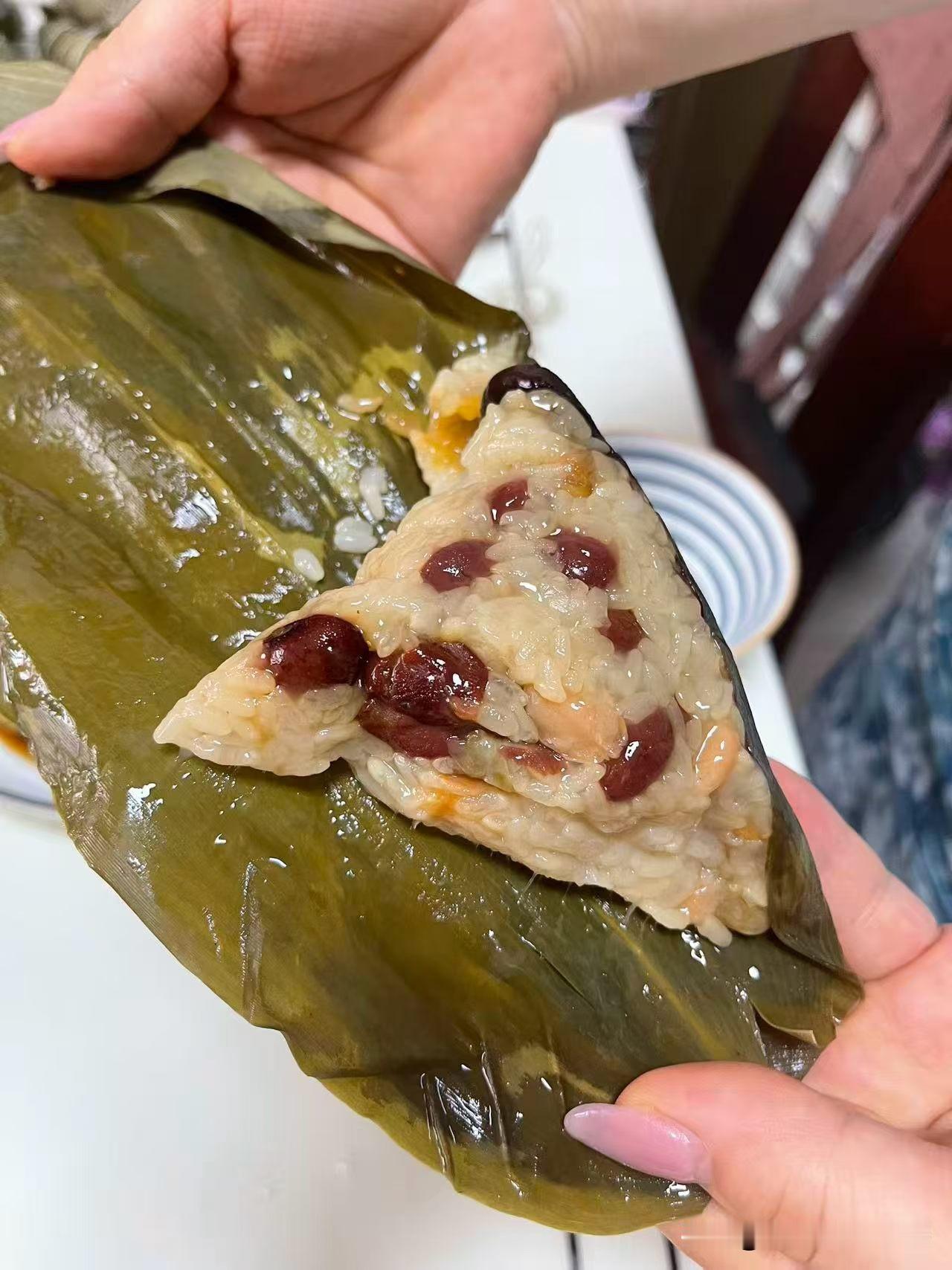太想吃粽子了，像这样新出锅的粽子搁着没得糖尿病之前我能吃好几个，现在一个都不敢吃