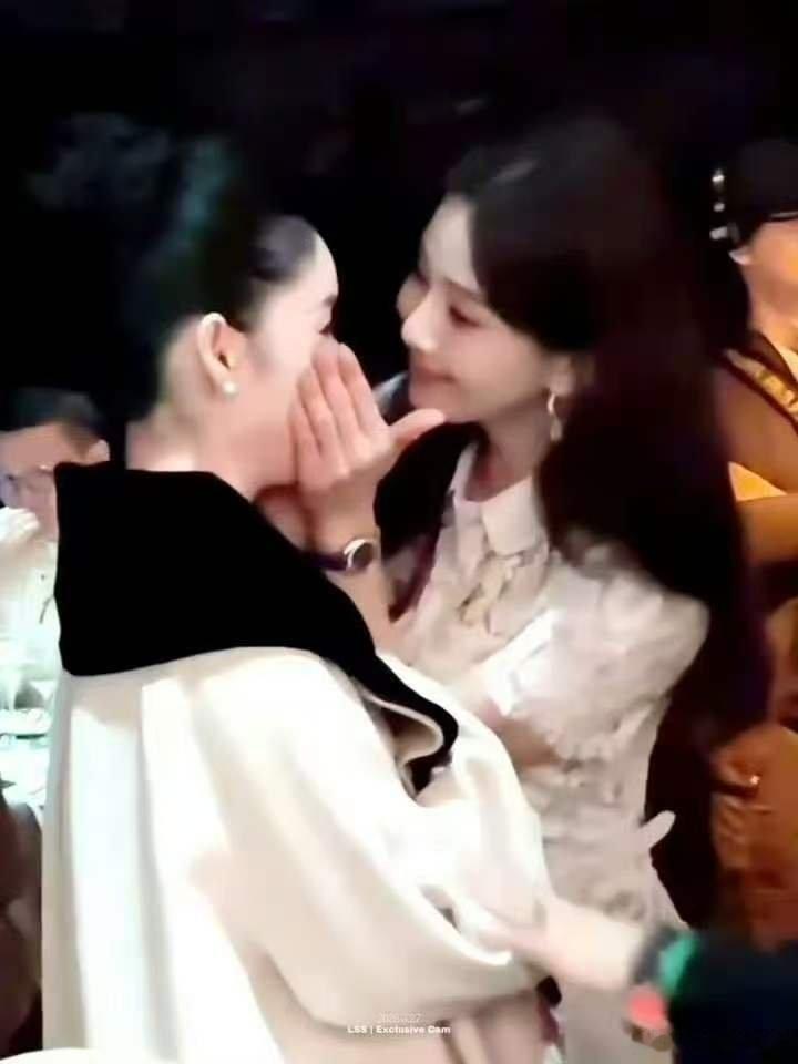 刘诗诗郭晓婷你俩都香香的刘诗诗和郭晓婷也太要好啦，走到哪儿都黏在一起，亲密互动超