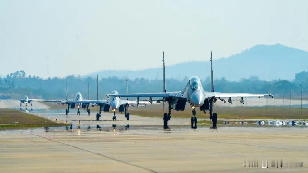 在2026年5月，南部战区海军航空兵某旅展开了一场紧贴实战需求的空战对抗训练，旨