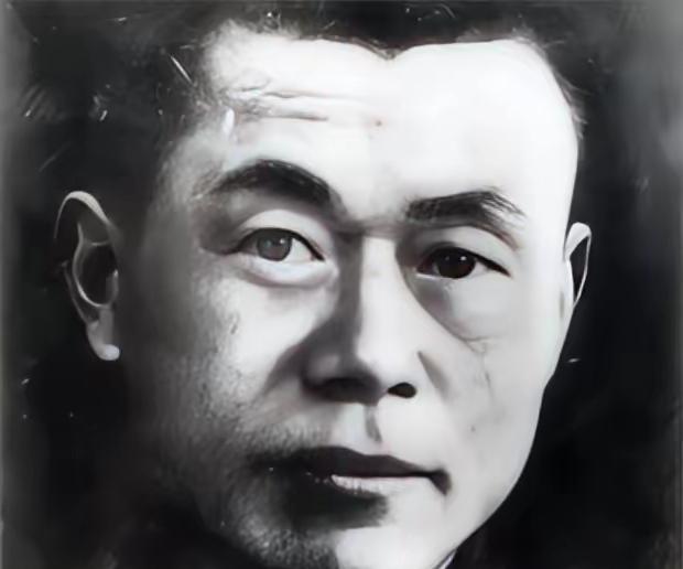 1949年，邱清泉战死，家里顿成废墟。妻子抱着孩子逃命到福建，准备登船南去。就在