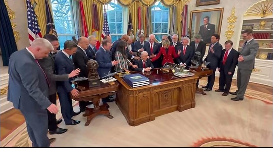 用牧师祈祷来防御伊朗圣战，用魔法打败魔法！金毛狮王（现名懂王）的内心恐慌与焦虑，