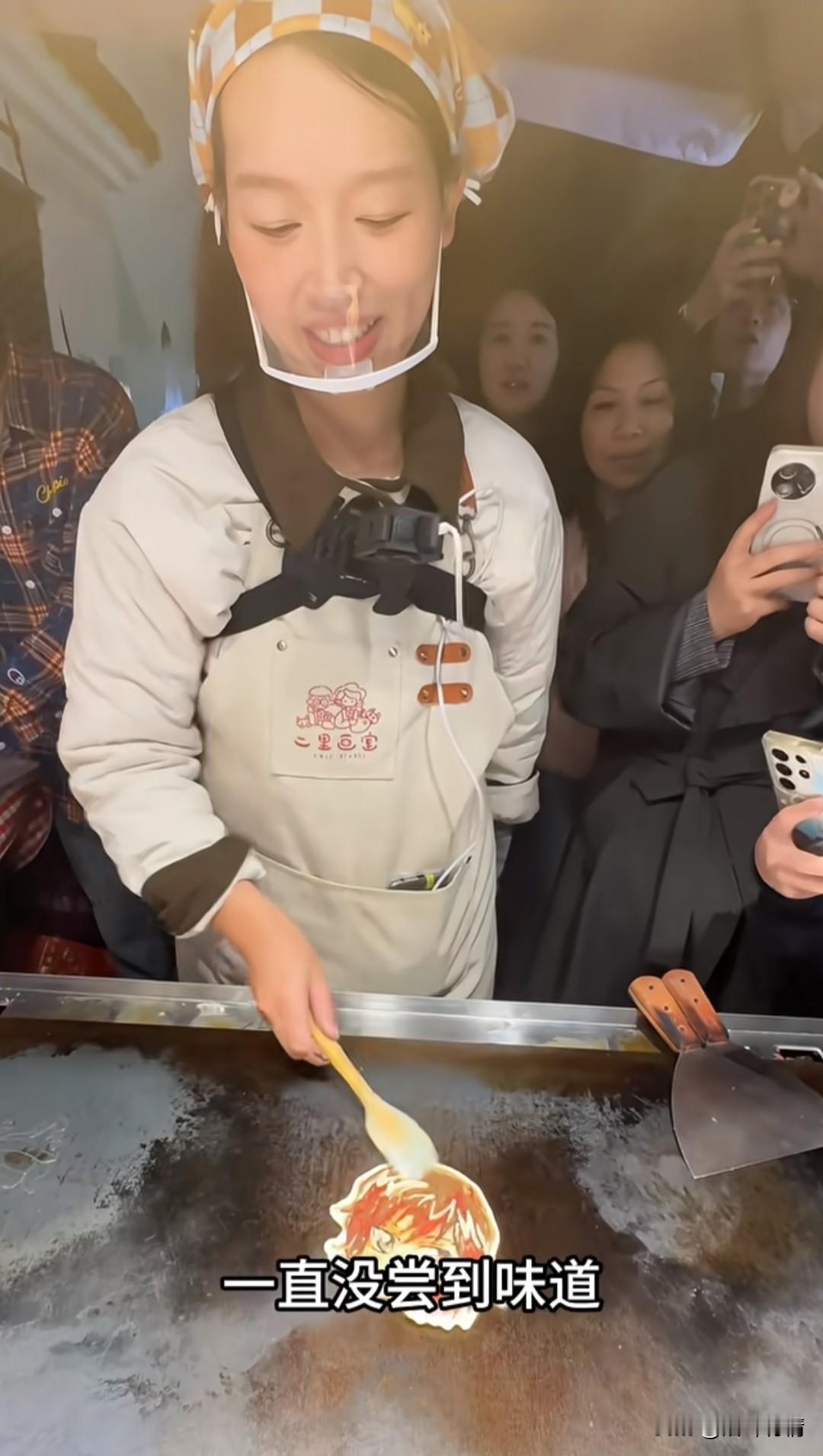 艺术煎饼小姐姐火了，
很多人排队来买煎饼，
因为她的煎饼可是艺术品，
有网友排队