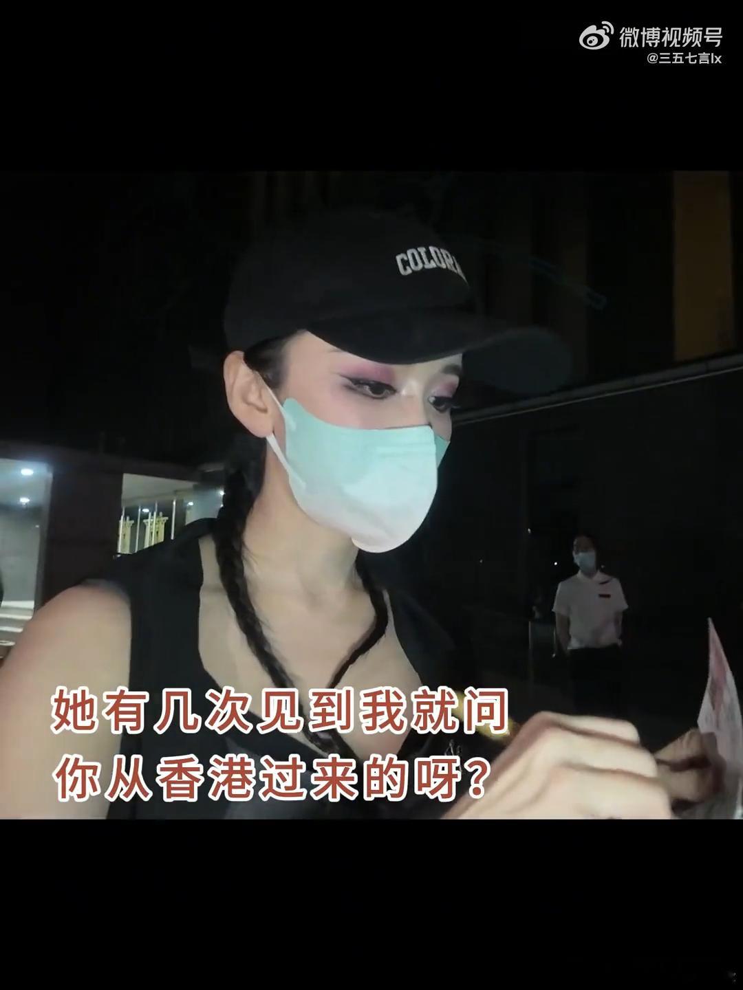 娄艺潇回复13年老粉 娄艺潇在回复13年老粉时，尽显人格魅力呀。面对粉丝多年的追