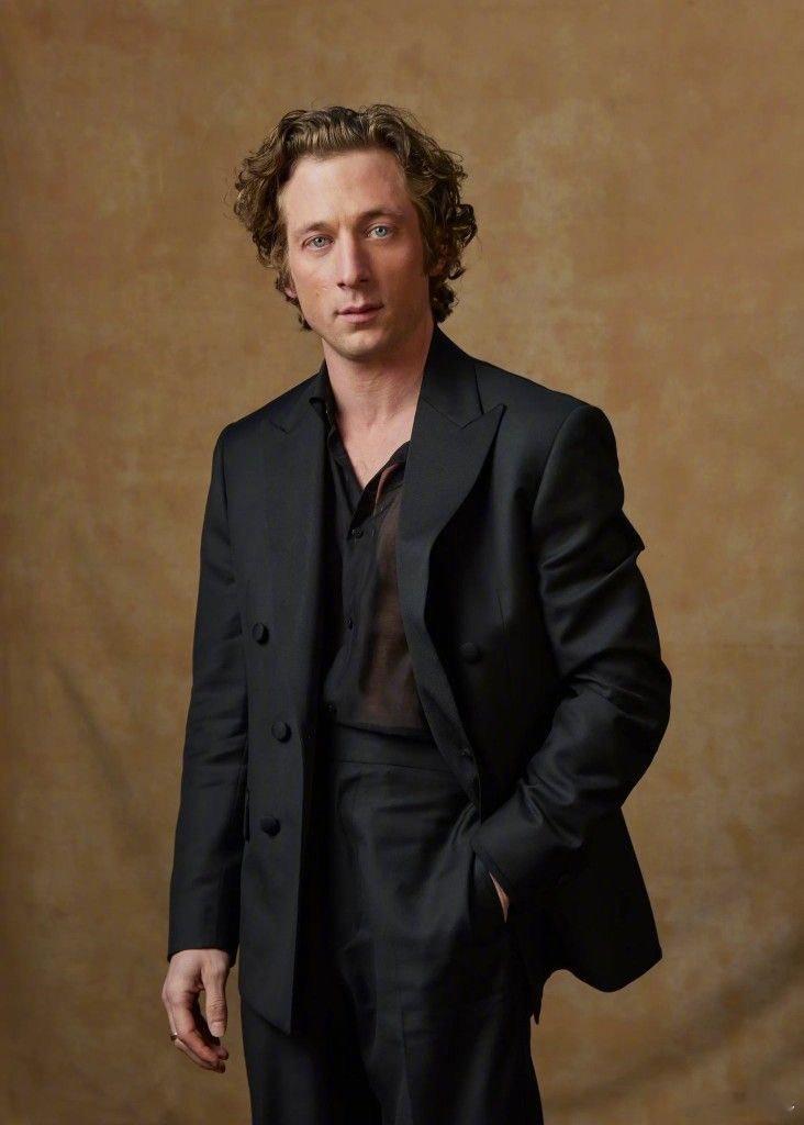 据NexusPointNews独家消息：杰瑞米·艾伦·怀特 正商谈主演A24喜剧