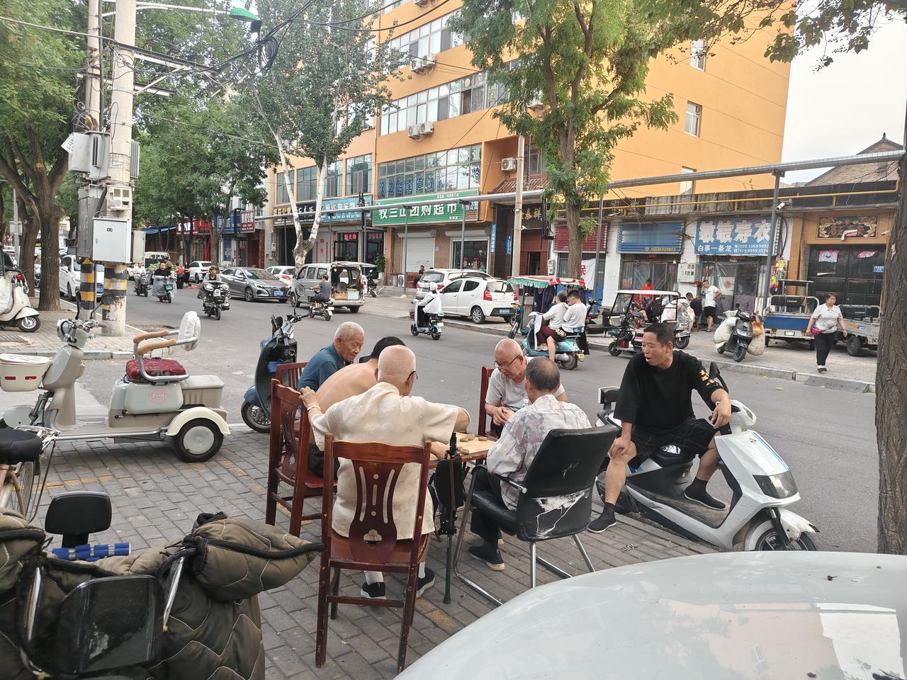 这几天，运城市持续高温，一天的温度基本持续在30多度左右。

昨天下午，我上街买