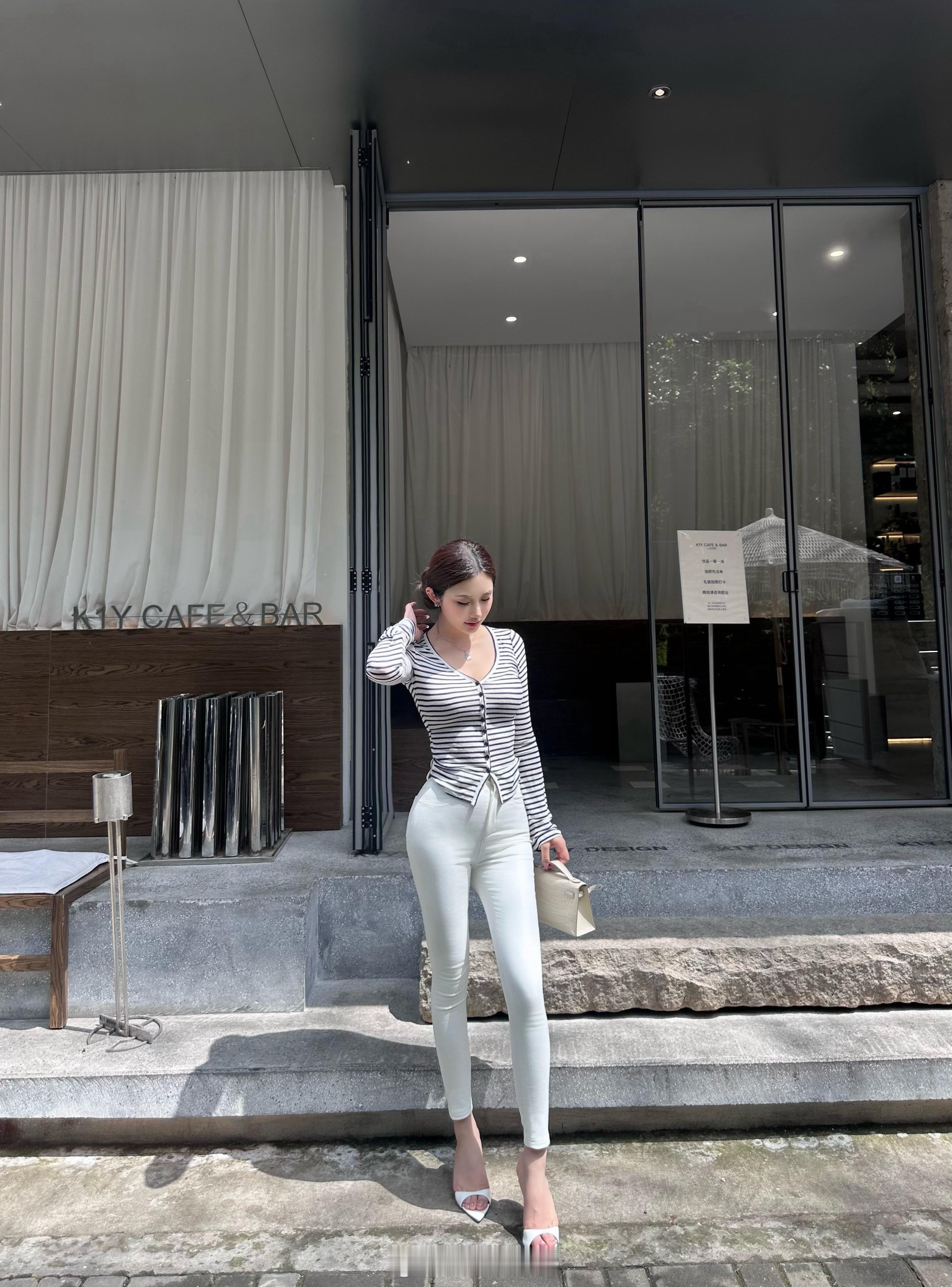 这期的几条单品裤子都特别好穿🔗上完啦，仙女们去加🛒白色小脚裤和杏色喇叭裤是丰