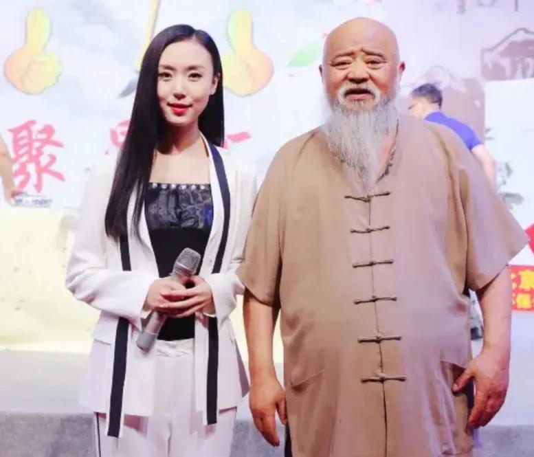 一次，李琦约葛优吃饭，热菜还没上来，哥俩就喝上了，几杯酒下肚，葛优就趴下了，于是