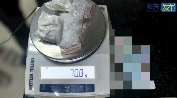 南都记者注意到，去年11月，从某东南亚国家入境的高风险人员胡某、陈某，在衣物口袋