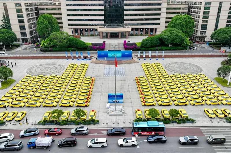 【长安欧尚520开启千辆交付 巧克力标准化换电车型规模落地】日前，长安欧尚520