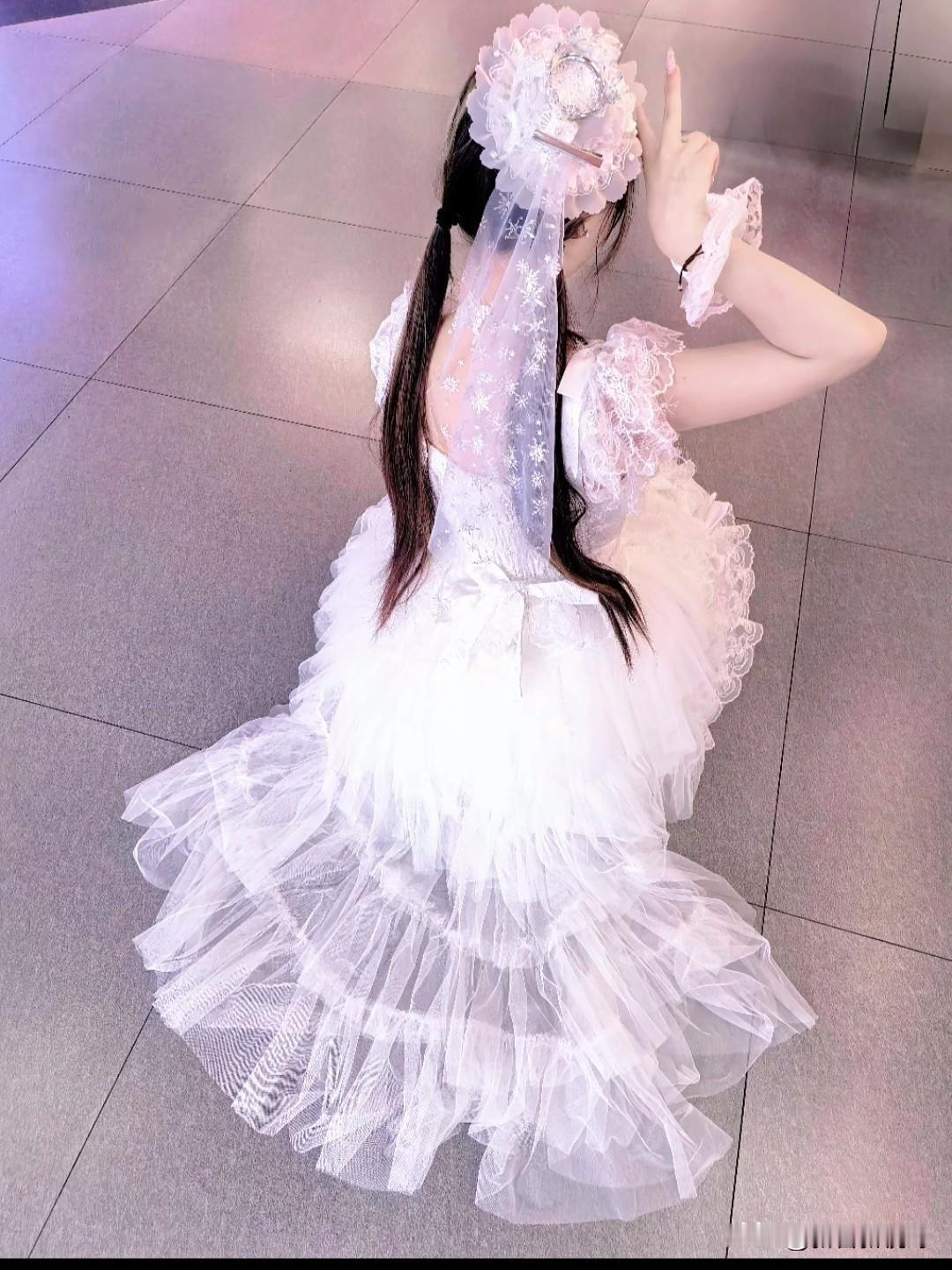 一个女孩穿着漂亮的裙子，摆着可爱的姿势西安好吃的西餐推荐哪家 酸辣小吃推荐 西安