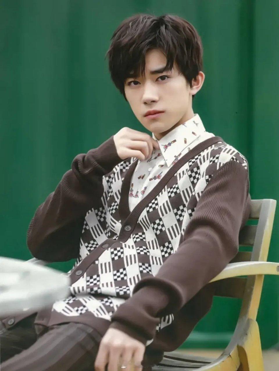 易烊千玺的新电影是《狂野时代》，这次搭档的女主角是舒淇，资方十分看重，电影班底都