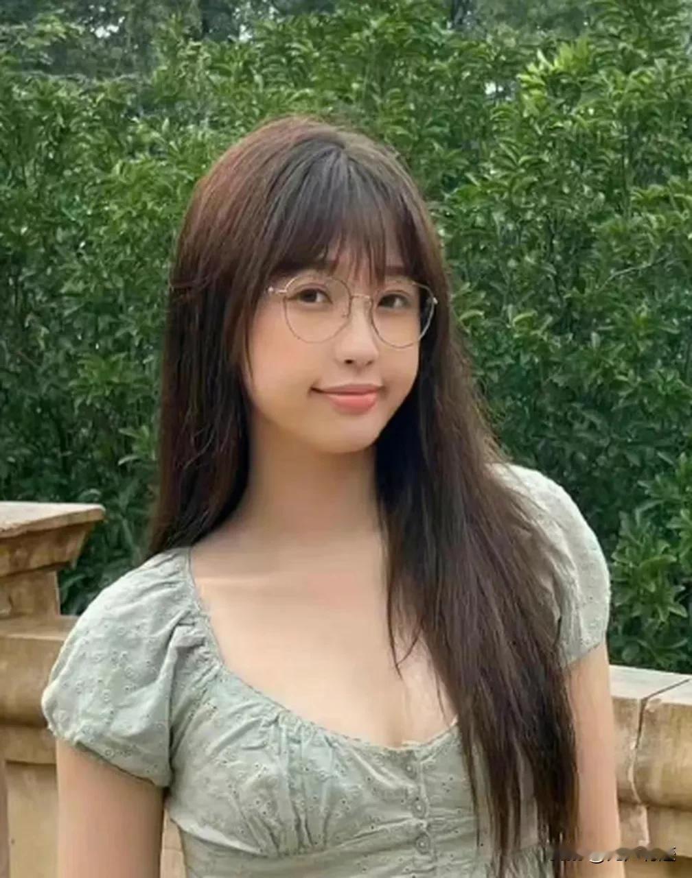 虞书欣虽然演戏一般，但是确实蛮耐看的！

她不是惊艳型美女，但的确是耐看的，小女