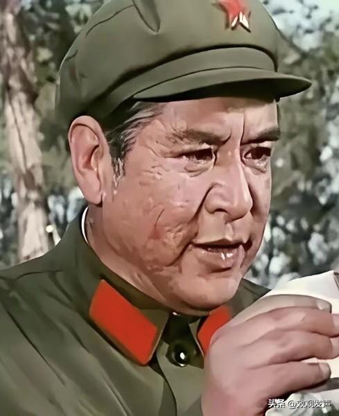 1927 年，
出生在黑龙江尚志的他，
幼时家境贫寒，
做过各种杂工。
但苦难没