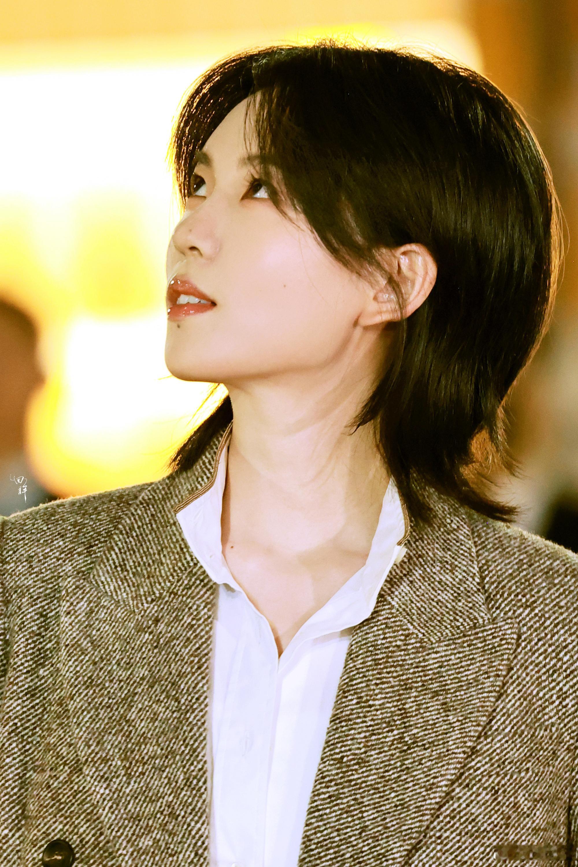 热聊画面让人大呼惊喜，两位在各自领域发光的艺人居然有这样的交集。陆柯燃的飒爽与何