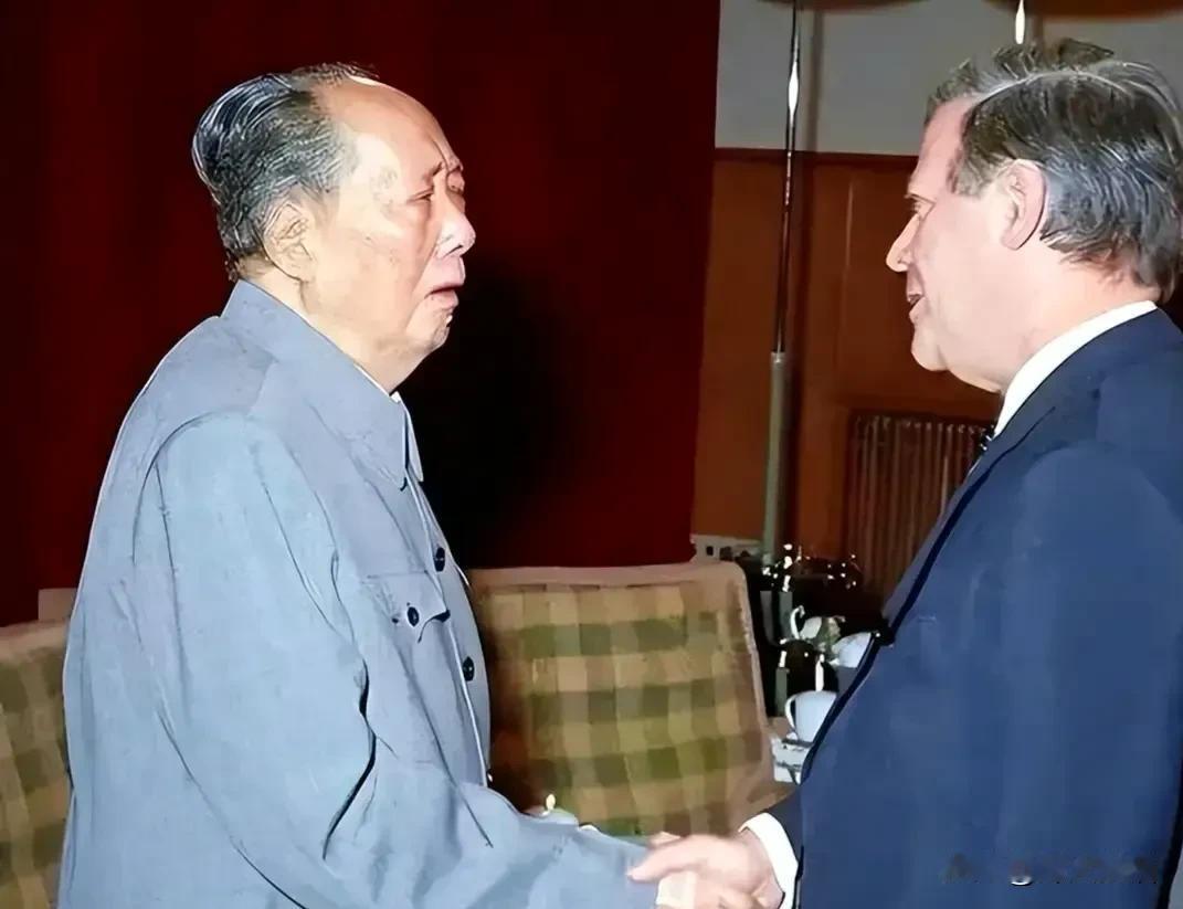 施密特问毛主席一尖锐问题，伟人一句话，让美欧埋下50年心理阴影
行，直接说正事。