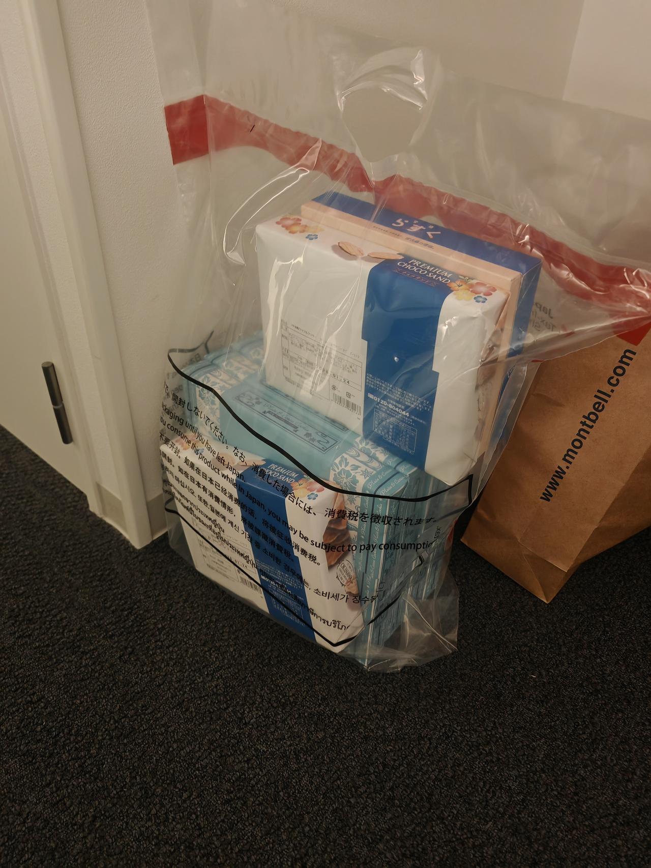 想求助一下，在日本免税店买的食品类东西，店铺给封装了，我现在回酒店装不进去行李箱