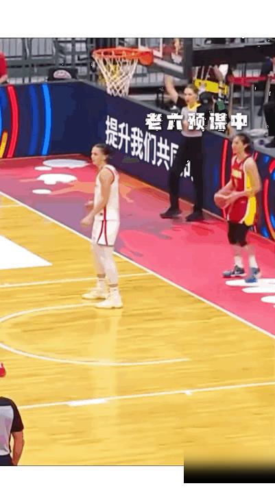 捷克主教练脸都绿了，冲着裁判喊，说中国队这后卫拿球砸人，简直是流氓打法！
 
你