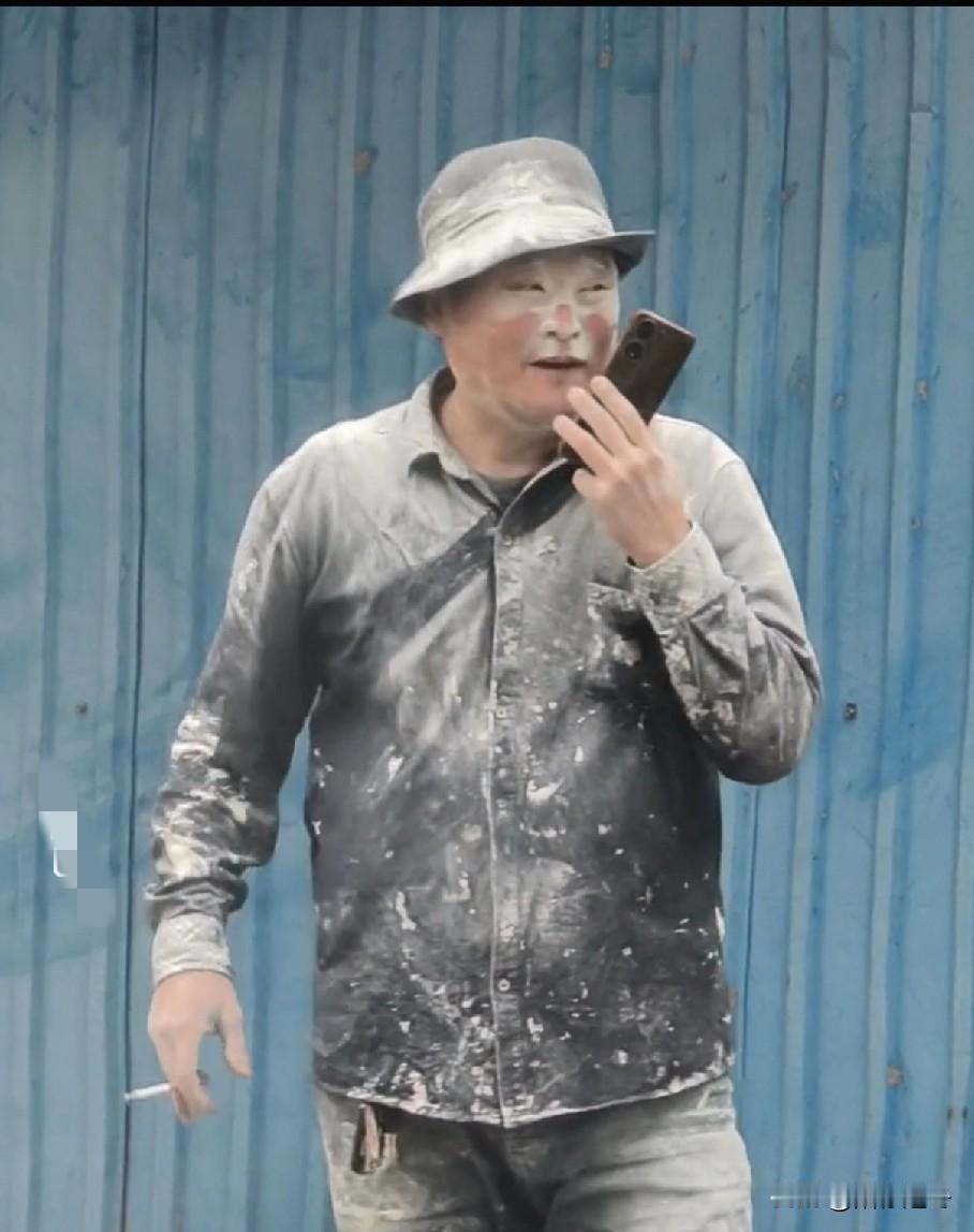 大哥欠你的钱能迟几天吗？[流泪]
大哥干活的时候接了个电话就出去了，从他的对话中