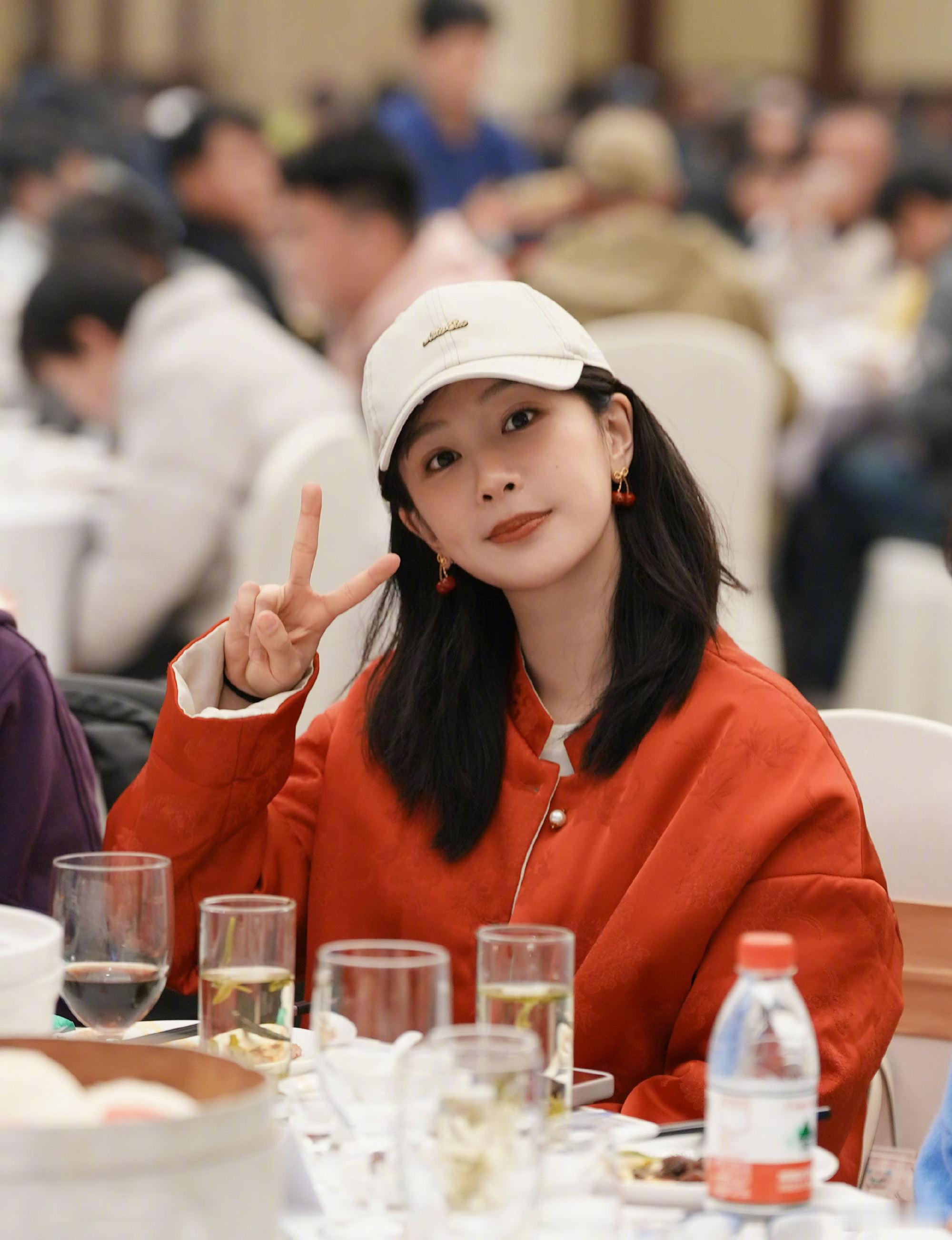 杨紫新年又在剧组年夜饭 这次是董竹君陪我们过年 