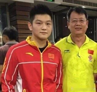 吴敬平教练零点“告白”祝福樊振东生日快乐：最好的陪伴，是你在、我在、一直都在！风