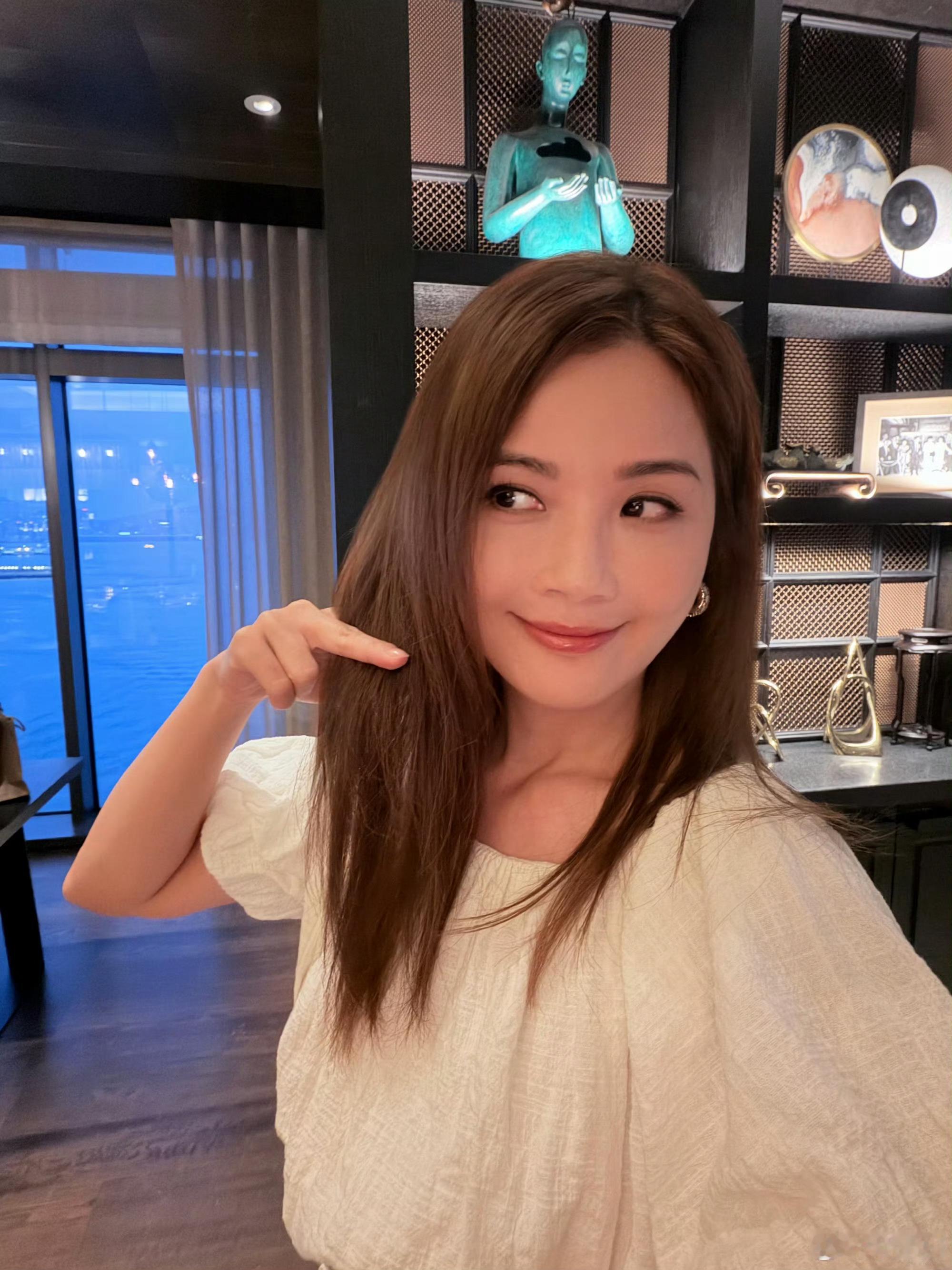 蔡卓妍风波后首发博蔡卓妍准备和长发说拜蔡卓妍发博了，准备和长发说拜，这也是风波后