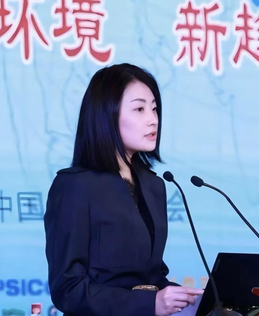家里冰箱有摄像头这种私密事都被爆出来了，这已经说明宗馥莉真的是四面楚歌。

因为
