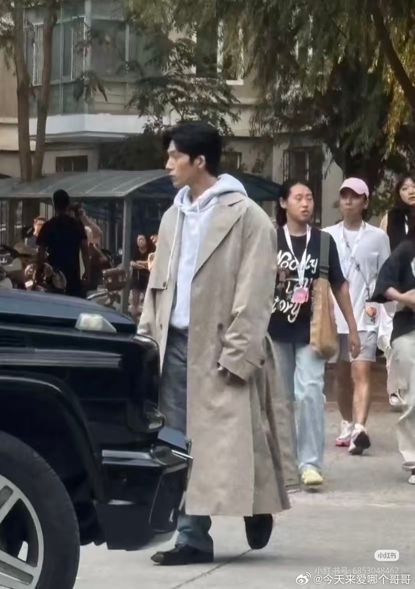 早春晴朗井柏然怎么没有合身的衣服 ​​​