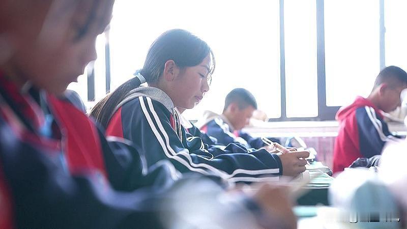 初中化学老师说天津来的知青，因为在当地结婚生子，很晚还没返城。他知识丰富，感觉想