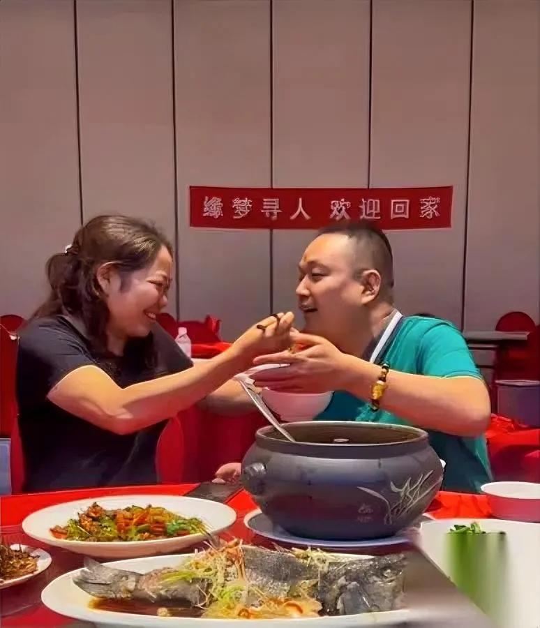 33年没撒过娇的男人，现在要天天黏着妈。

你肯定猜不到，他和妈重逢前，只见过一