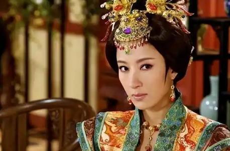 1452年，15岁的太子朱见深在洗澡，32岁的乳娘进来添水，他叫她一起洗，乳娘只
