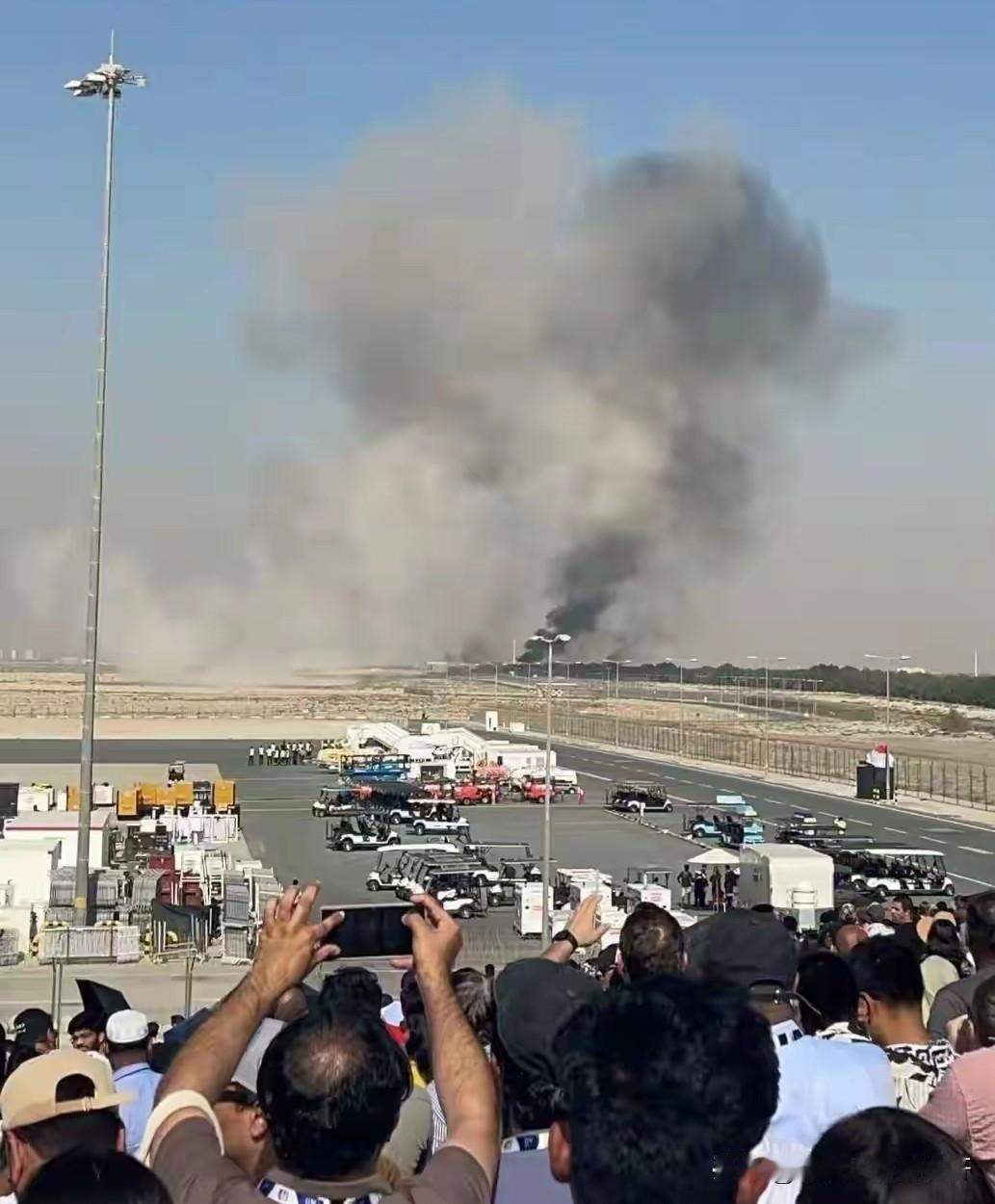 真敢啊！
摔了！
11月21日迪拜航展，
印度一架“光辉”战机，
在参加飞行表演