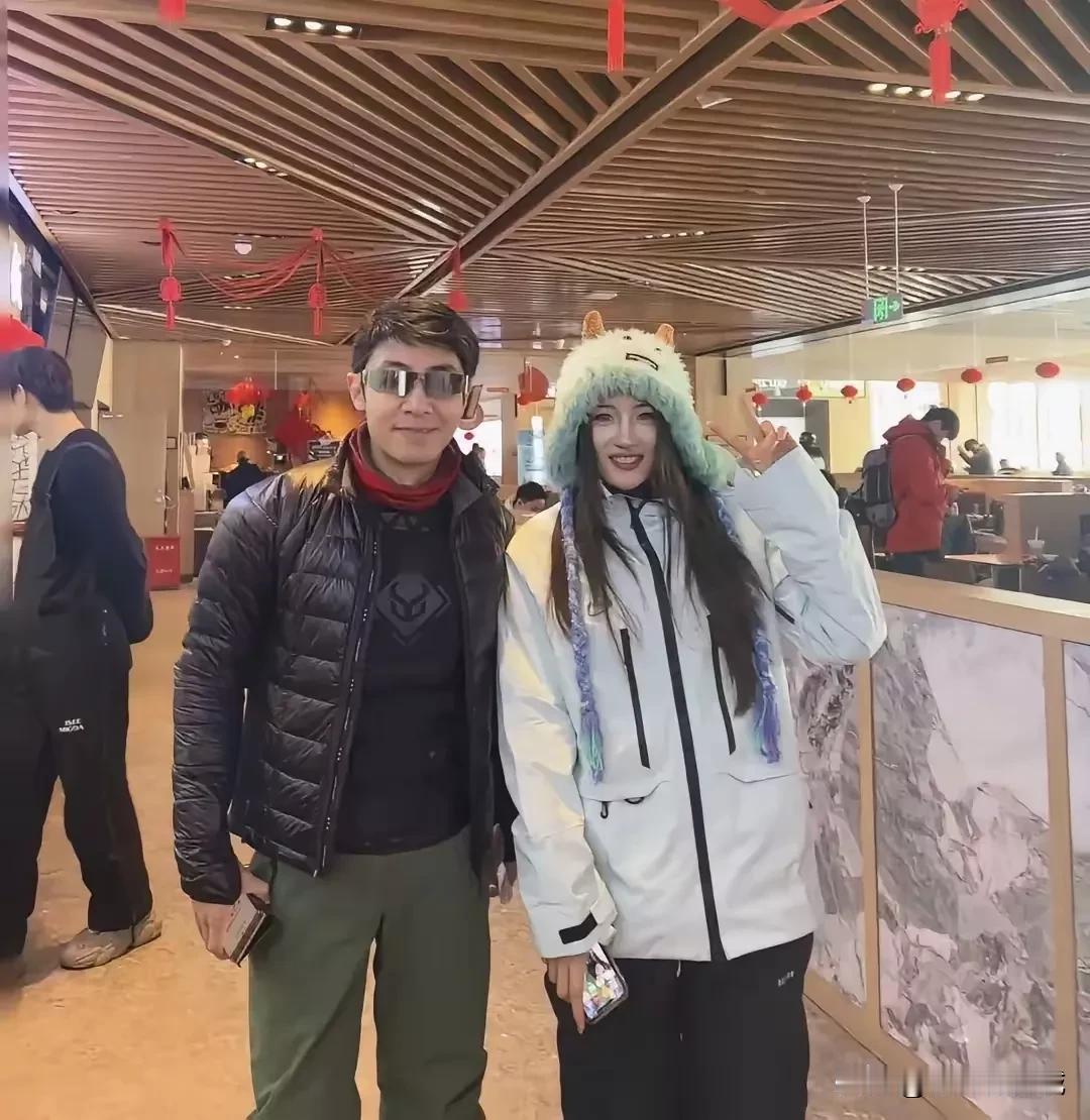 这是我见过最帅气的撒贝宁，没有之一啊！发型自然，眼镜抢了风头，配一件黑色短款羽绒