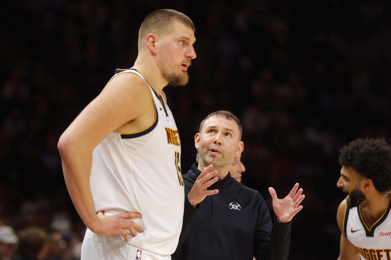据ESPN记者沙姆斯·查拉尼亚透露，大卫·阿德尔曼将继续担任丹佛掘金主教练。
“