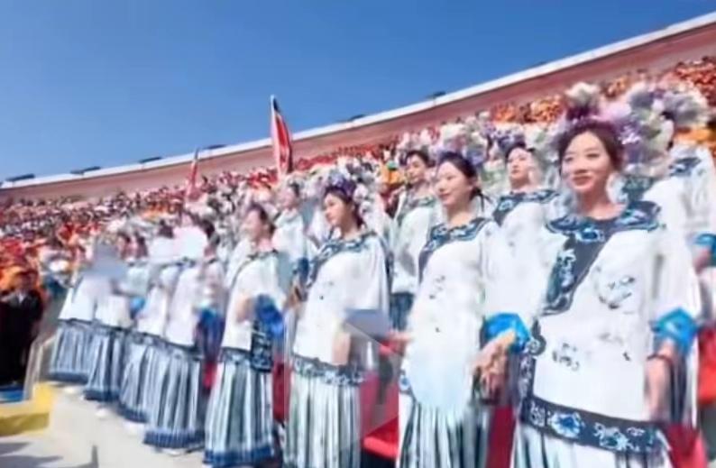 鲁超也开始了，看台上出现了一群摇曳多姿的夏雨荷拉拉队。
不能说这些夏雨荷不漂亮，