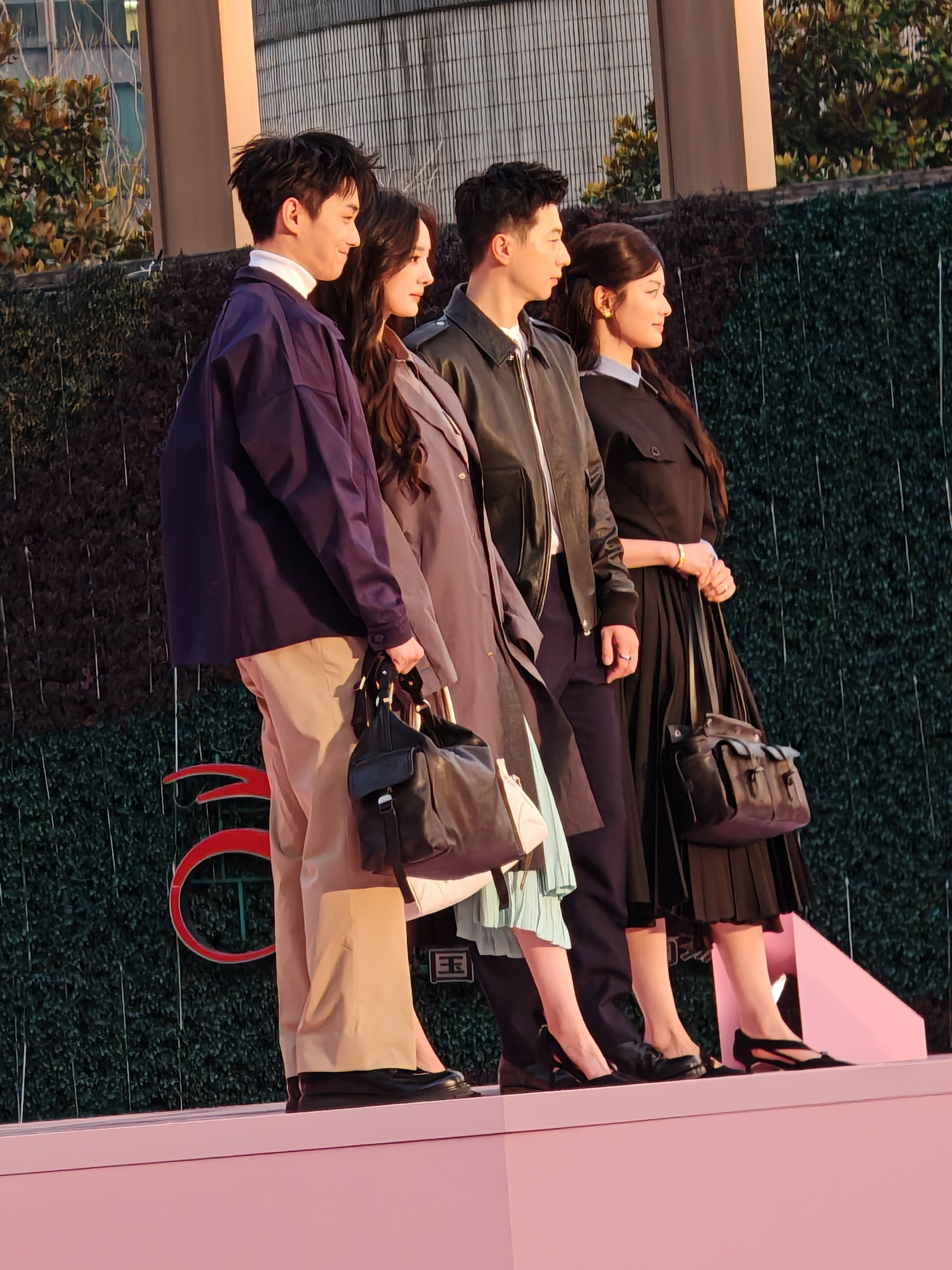 鞍山小马prada代言人马龙 破手机直出也挡不住马龙的帅气，阳光照耀在他的脸上，