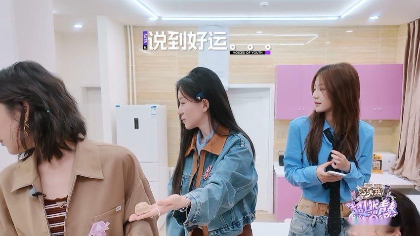 高瑞璇的幸运物是孙颖莎册子超燃青春的合唱高瑞璇把莎莎当考试搭子也太可爱了吧，燃青