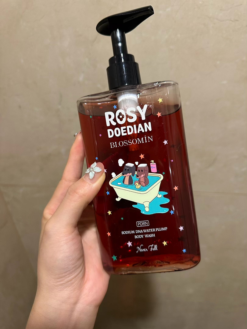 这个沐浴露我一闻，我说好熟悉的味道呢，在外面旅游的时候洋人最爱喷这种齁甜的木质香