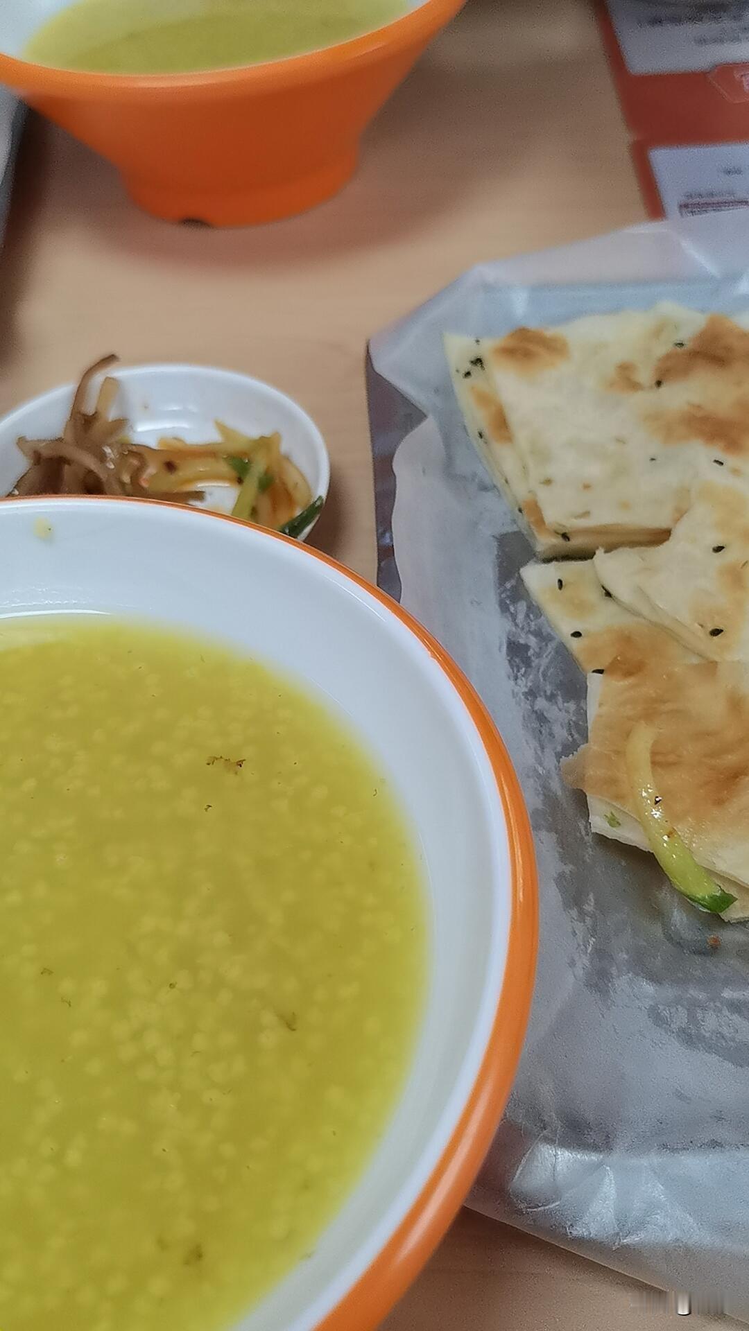 今日午餐
油饼2元，粥2元，
共四元钱。

粥是2元自助，可以随便喝，
有鸡蛋汤