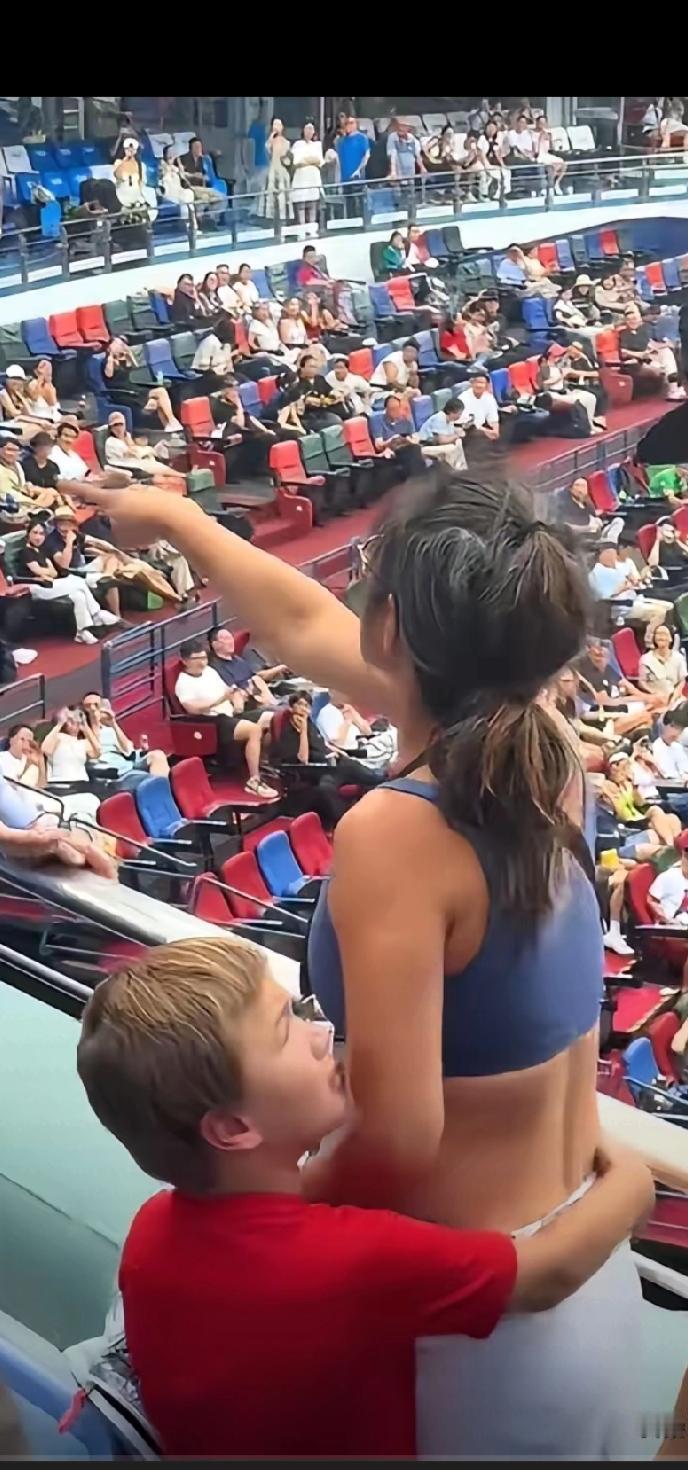 护照姐大闹上海网球赛。以为嫁个老外就升天了，喝点小酒就成仙了，最后被处罚打蔫了。