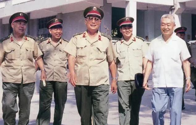 1982 年，开国少将尤太忠视察部队，见一副团长好生眼熟，暗骂一句大事不好，立刻