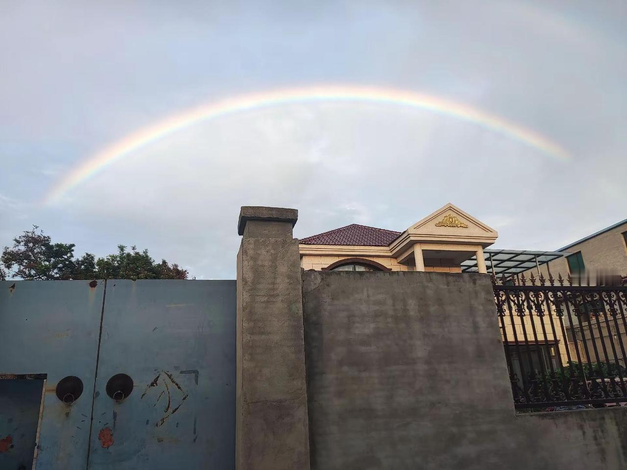 雨过天晴，天空中惊现彩虹。