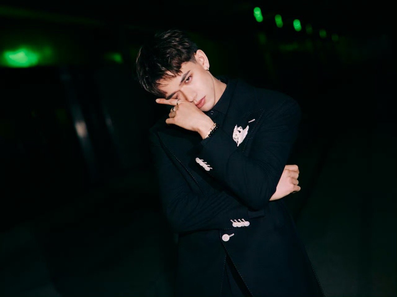 你是庆怜那他是谁 第一次走秀的庆怜太让人意外了！冷脸姿态自带气场，T台上自信从容