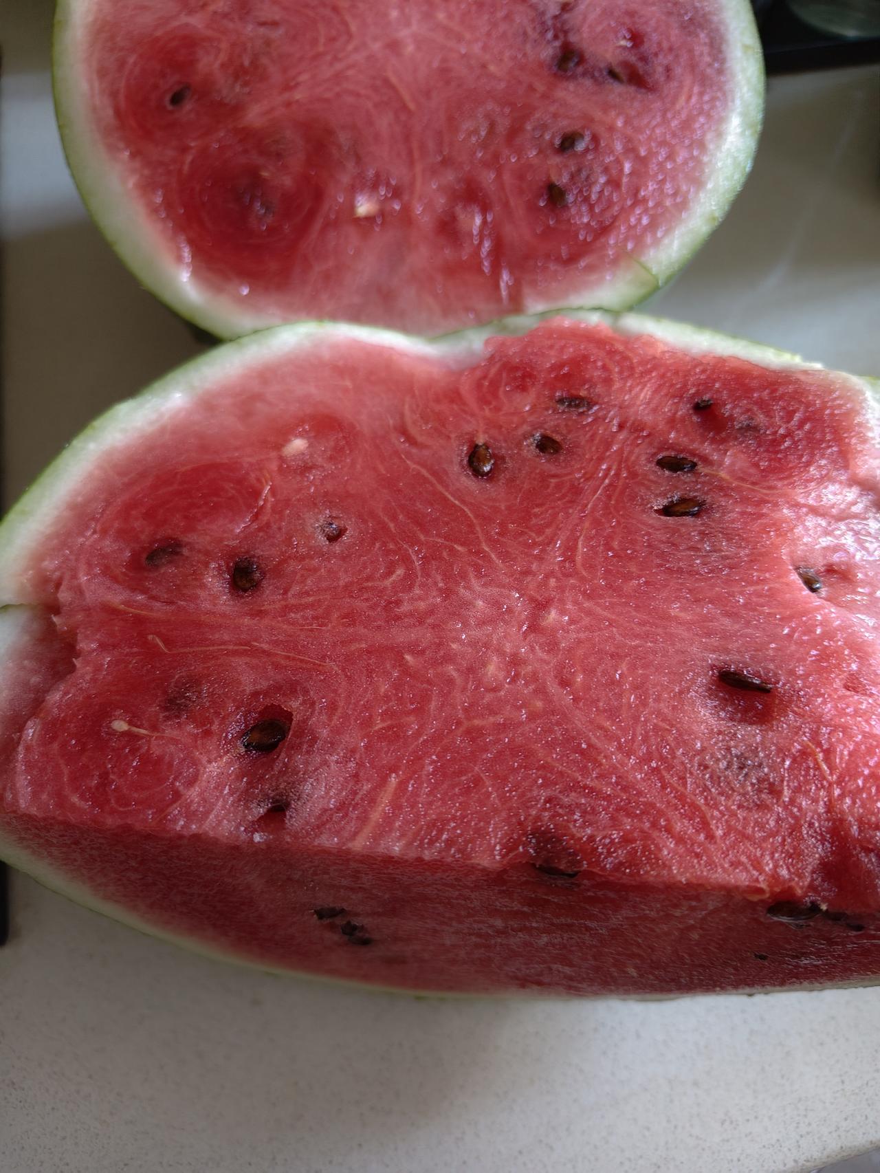 夏天的快乐，全是这口西瓜给的🍉
 
三伏天最热的时候，没有什么比一块冰西瓜更治