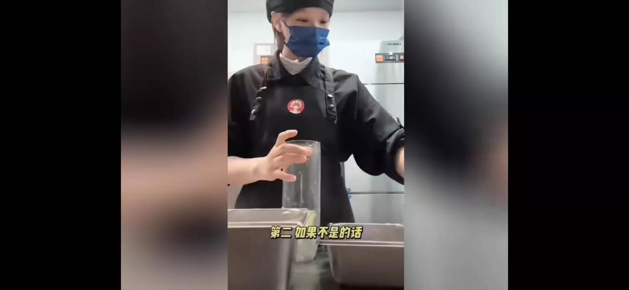 霸王茶姬这个事儿说明员工的重要性。
几个动作，霸王茶姬跑断腿。
得对员工好，大家