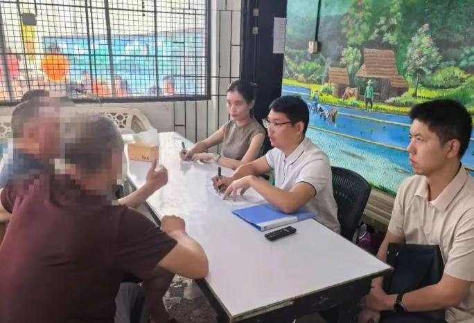菲律宾军队突击搜查华裔工厂，当场抓获六十九名中国人，我方使馆只被允许前去探视

